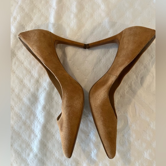 Banana Republic women’s heels, tan suede leather - Picture 2 of 3